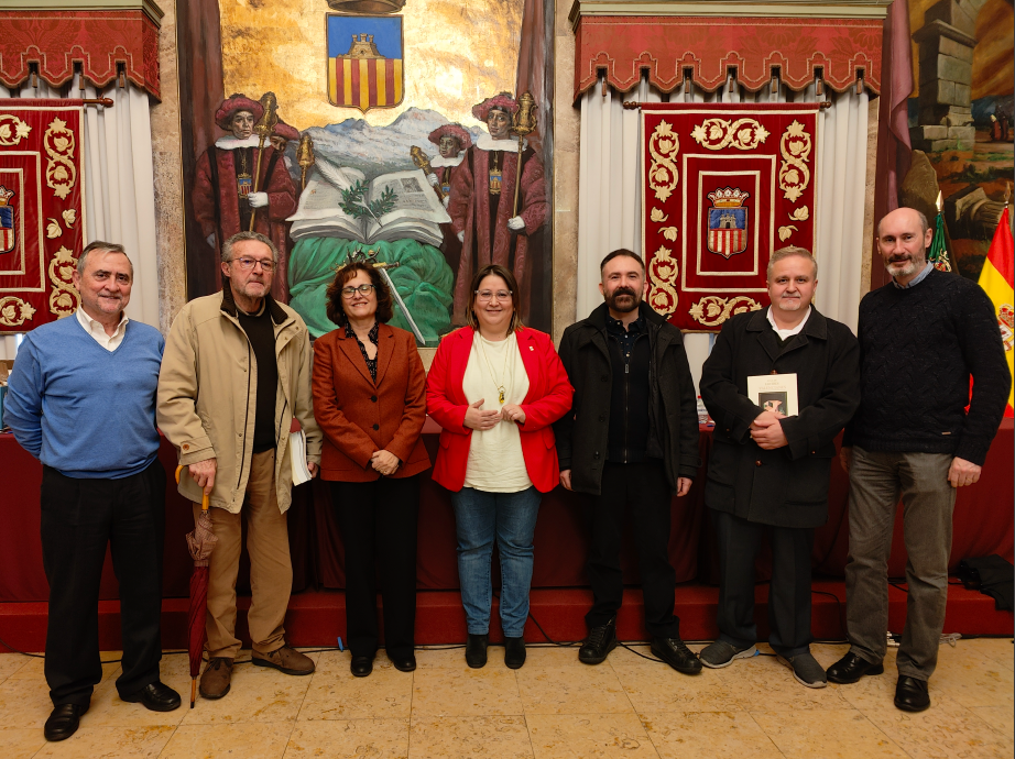 La diputada de Cultura, Ruth Sanz, la cap de Publicacions de la Diputació de Castelló i diversos membres de Taula de Filologia Valenciana.